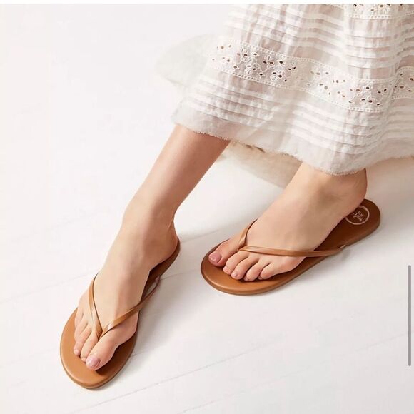 New in Bag Revolve Solei Sea Indie Around Town Flip Flops in Nude/Pink size 7 - Picture 3 of 11